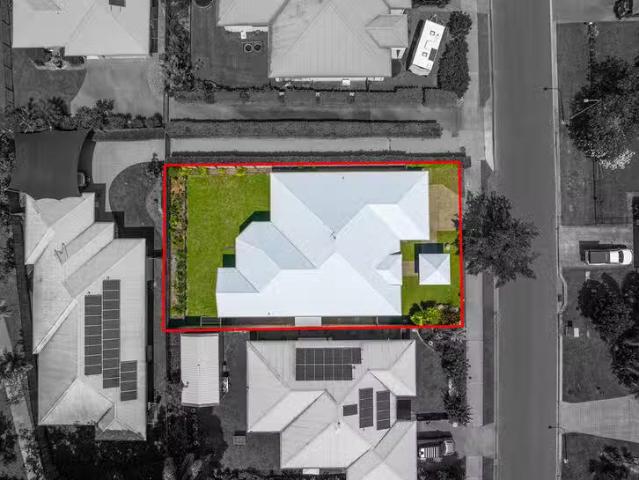Unique 7 Charnley Avenue, Bentley Park, QLD 4869