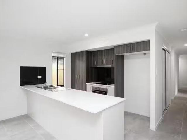 Charming 7 Dominique Way, Flinders View, QLD 4305