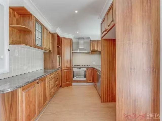 Charming 7 Edward Street, The Oaks House for rent Listed by T.