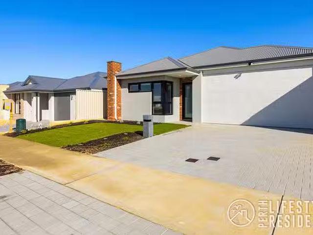Just in! 7 Laguna Way, Eglinton, WA 6034
