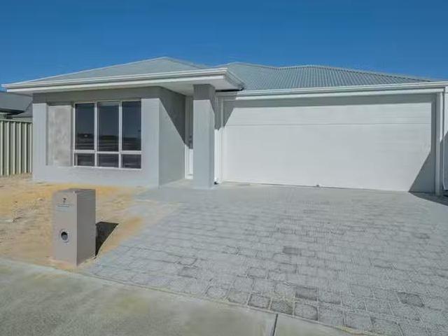 Nice 7 Parktree Avenue, Yanchep, WA 6035