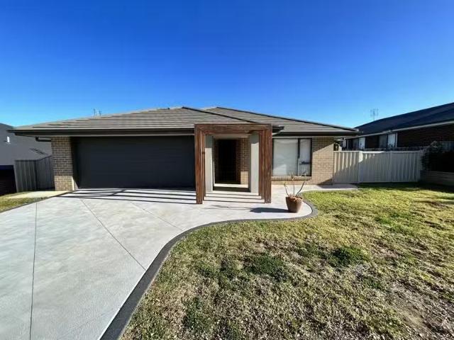 Nice 7 Rosewood Avenue, Parkes House for rent Listed by Mitch.