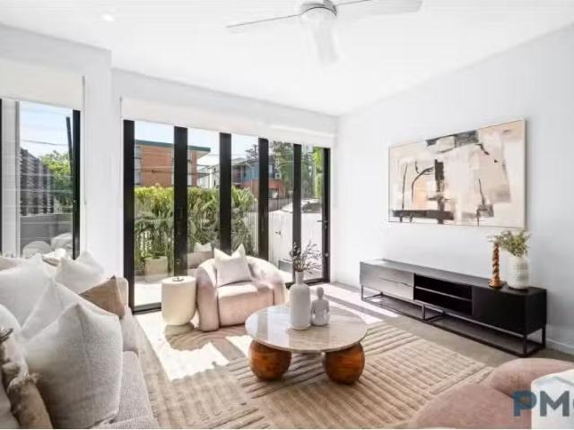 Deal! 82A Rialto Street, Greenslopes Townhouse for rent Liste.