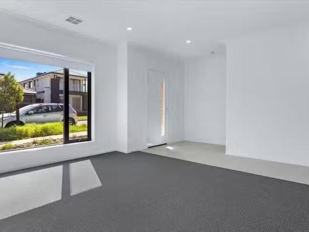 Deal! 8 Mandevilla Street, Mambourin, VIC 3024