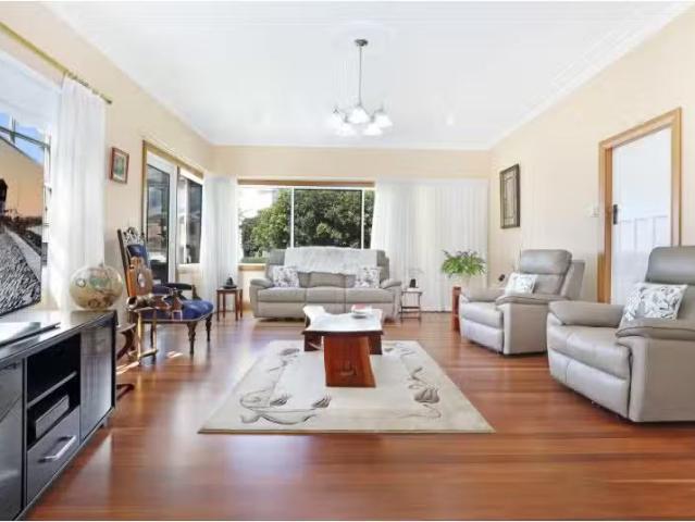For Rent! 8 Ocean Street, Wollongong House for rent Listed by.