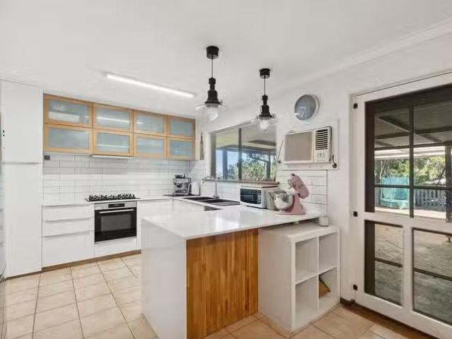 Unique 8 Azeeza Court, Darlington, WA 6070