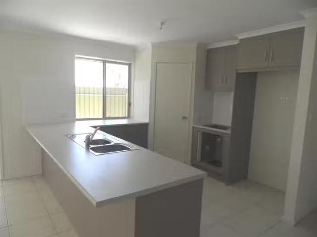Charming 8 Highgrove Court, Andrews Farm, SA 5114