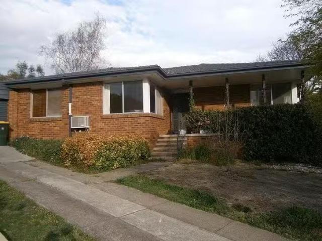 Deal! 8 Schlam Place, Kambah, ACT 2902