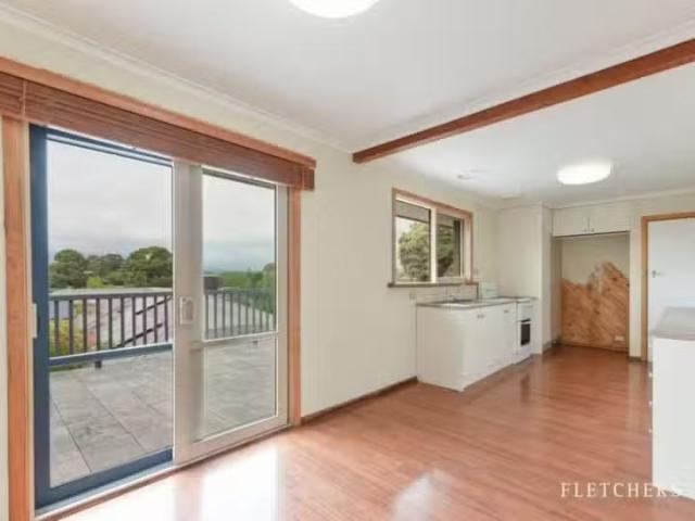 Cheap 98 Winyard Dr, Mooroolbark VIC 3138 House For Lease