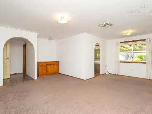 Deal! 9 Main Street, Lake Albert, NSW 2650
