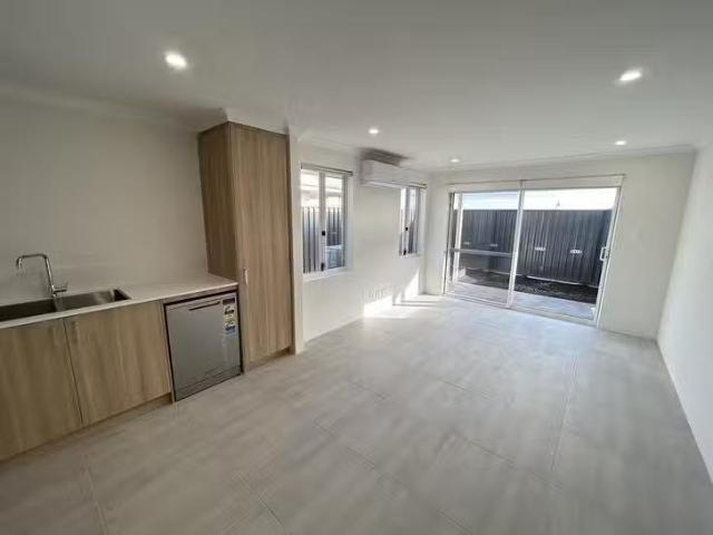 Rental! 9A Glimmer Road, Eglinton, WA 6034