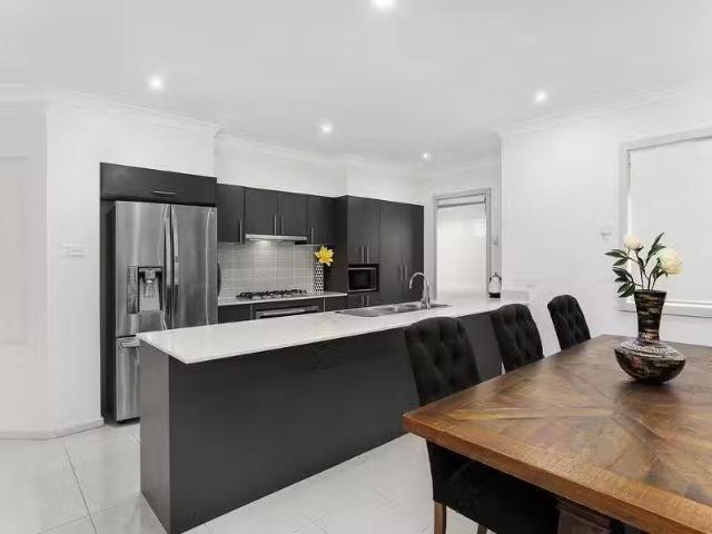 For Rent! 13 Goss Loop, ORAN PARK House for rent Listed by Je.