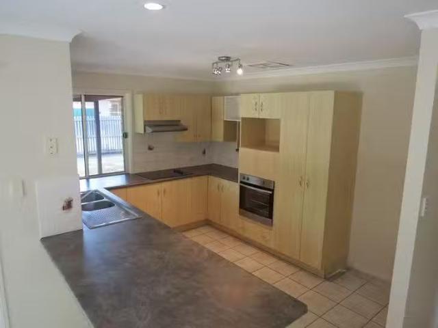 Cozy 13 Staunton Street, Emerald, QLD 4720