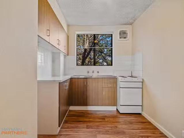 Cheap 10/2 Walsh Place, Curtin, ACT 2605