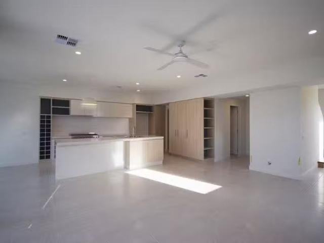 Cozy 105 Harbour Boulevard, SHELL COVE Townhouse for rent Lis.