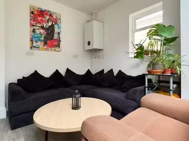 Cozy 10 bedroom terraced house for rent in Fishponds Road, Bri.