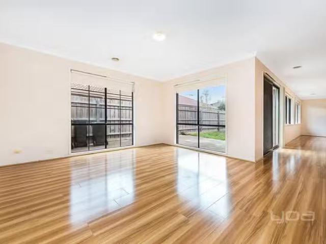 Cheap 10 Hayfield Court, Sydenham VIC 3037