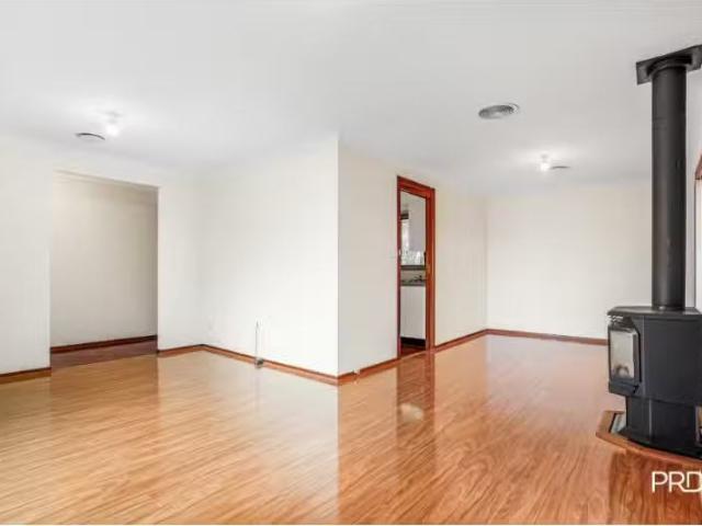 Cheap 10 Hilton Road, Springwood House for rent Listed by Jil.