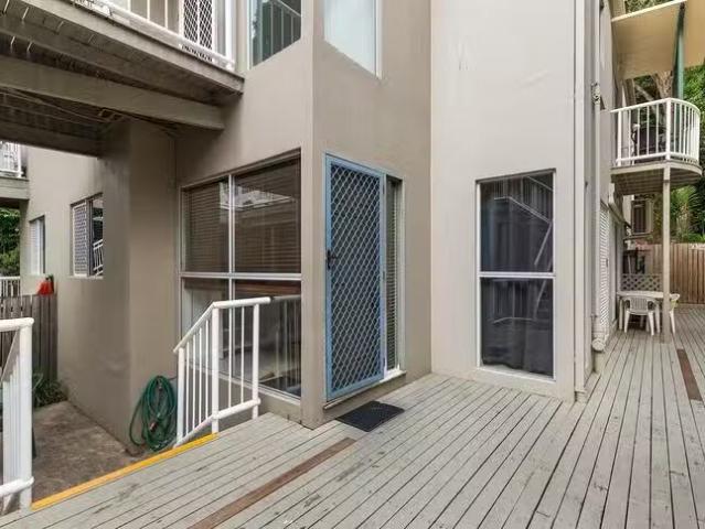 Charming 1/105 Sir Fred Schonell Drive, St Lucia, QLD 4067