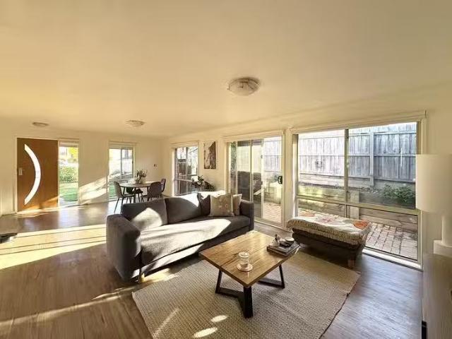 Unique 1/10 Nireeda Court, Wandana Heights, VIC 3216