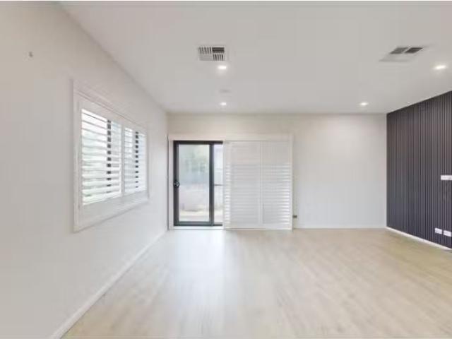 For Rent! 11/16 Hill Street, North Lambton Townhouse for rent.