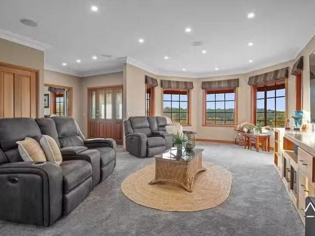 Unique 111 Blackstone Road, Blackstone Heights, TAS 7250
