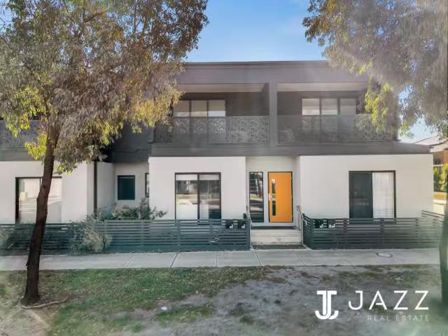 Rental! 1/130 Grassbird Drive, Point Cook VIC 3030
