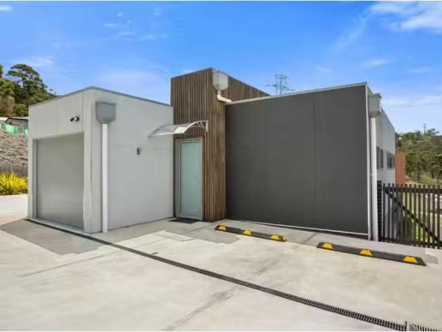 Just in! 1/15 Rushwood Court, Lenah Valley Townhouse for rent.