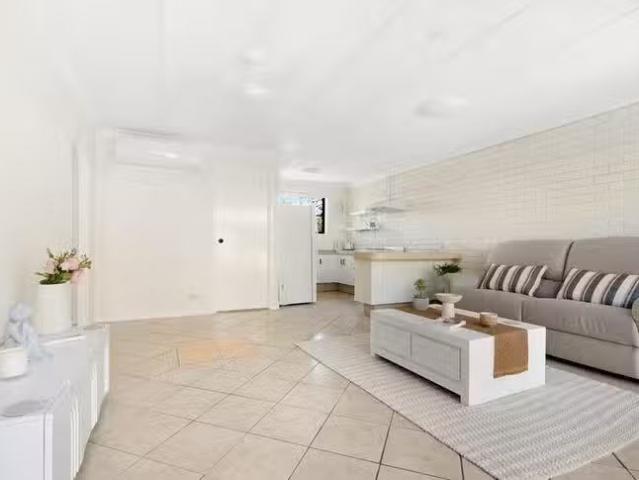 Charming 1/15 Third Avenue, Palm Beach, QLD 4221