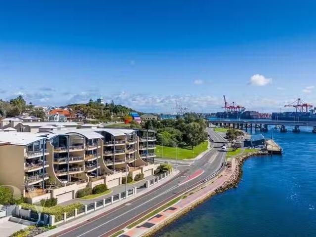 Just in! 1/1 Riverside Road, East Fremantle, WA 6158
