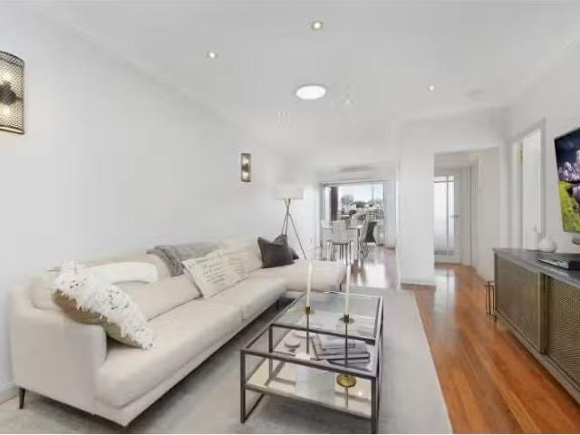 Cozy 12/16 Yarranabbe Road, Darling Point Apartment for rent.
