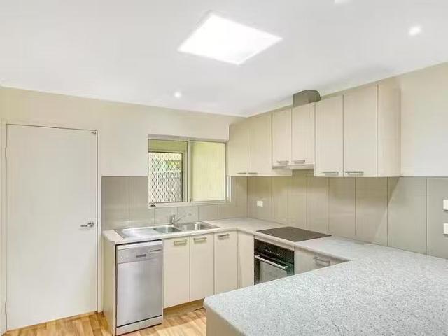 Unique 1/23 Creedy Street, Westcourt, QLD 4870