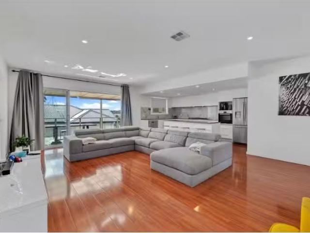 Charming 125 Anthony Rolfe Avenue, Gungahlin Townhouse for ren.