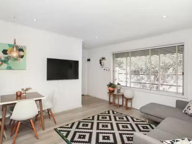 Just in! 1/25 Hampton Road, Essendon West VIC 3040