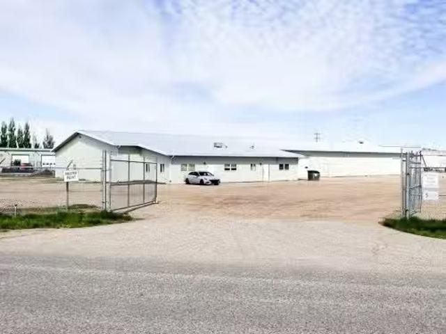 Deal! 1276 32 Street Sw, Medicine Hat, AB, T1B 3N7 commercia.