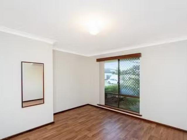 Deal! 12 Bridge Mews, Waikiki, WA 6169