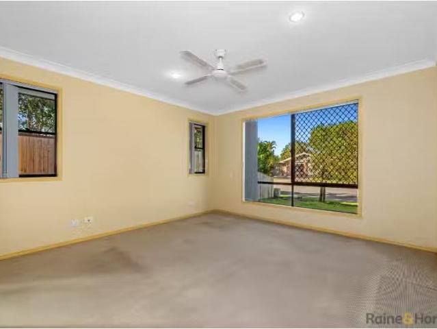 Unique 1/44 Victoria Avenue, POTTSVILLE Townhouse for rent Li.