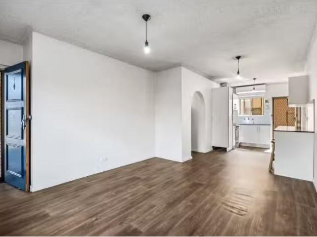 Just in! 1/46 Gladstone Road, MILE END Apartment for rent Lis.