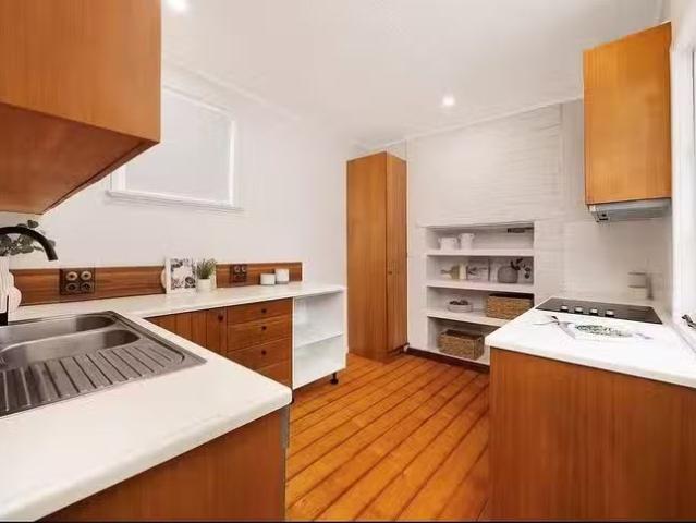 Deal! 146 Kennigo Street, Spring Hill, QLD 4000