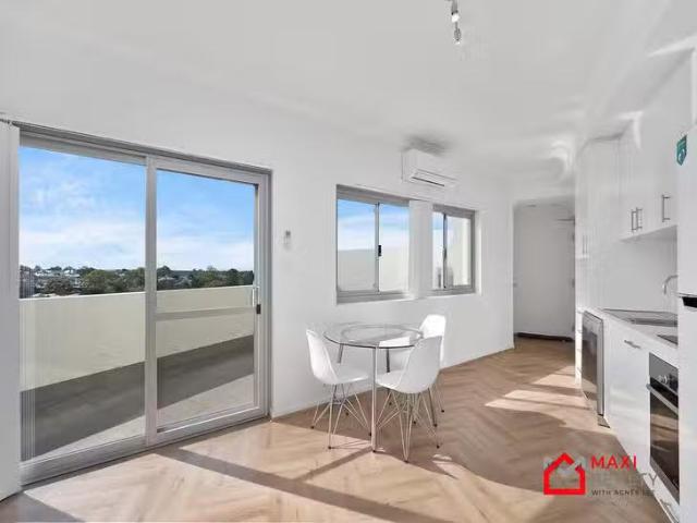 Just in! 15/8 Bragor Place, Ardross, WA 6153