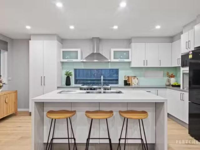 Cozy 15 Vale Street, Heathmont VIC 3135 House Auction