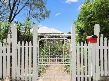 Cheap 15 Albert Street, North Ipswich, QLD 4305
