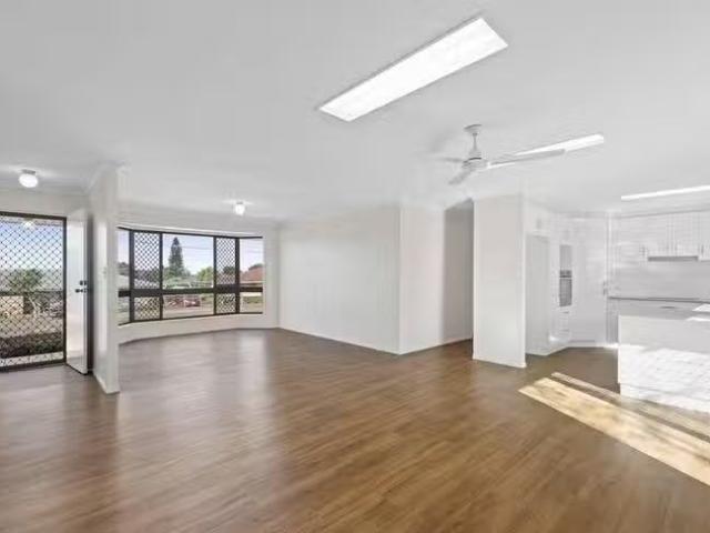 Nice 15 Barooga Court, Wilsonton Heights, QLD 4350