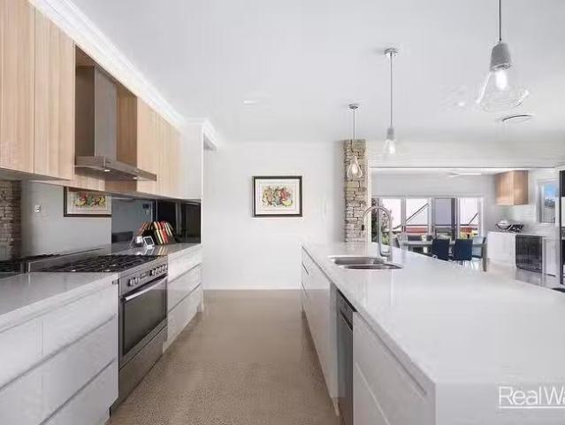Nice 15 Brimblecombe Drive, Middle Ridge, QLD 4350