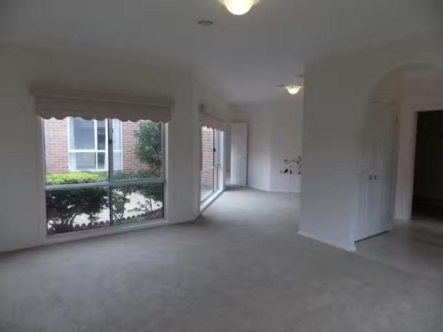 Cozy 15 Feathertop Chase, BURWOOD EAST, VIC 3151 House for R.