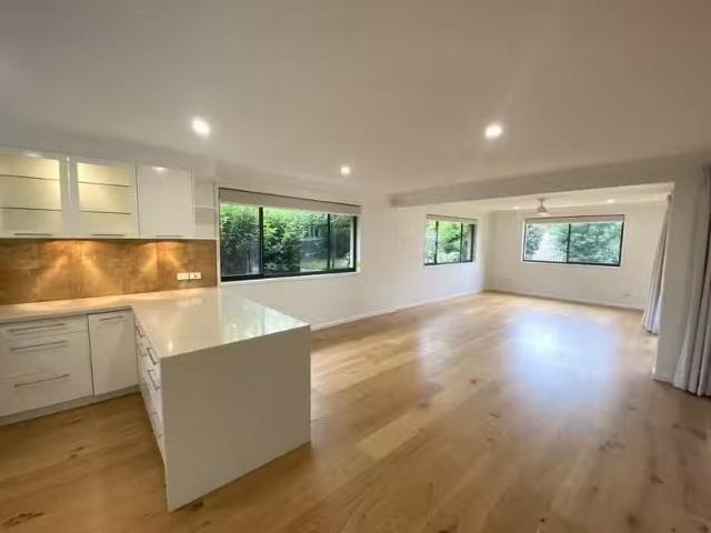 Cheap 15 Mackay Close, BUNDALL, QLD 4217 House for Rent