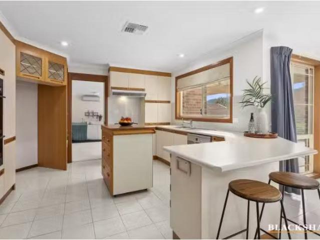 New 15 Shepherdson Place, Isaacs House for rent Listed by Que.