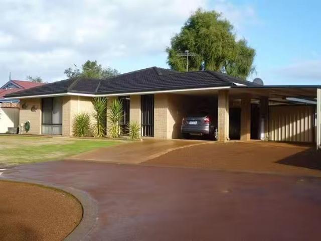 Cozy 160 College Avenue, West Busselton, WA 6280