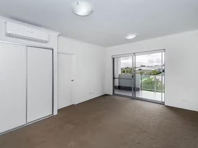 Deal! 16/2 Royston Link, Butler, WA 6036