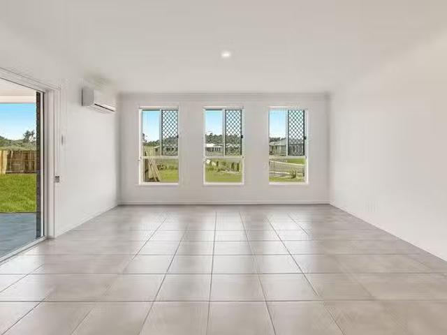 Just in! 16 Abbeyfeale Circuit, Meringandan West, QLD 4352